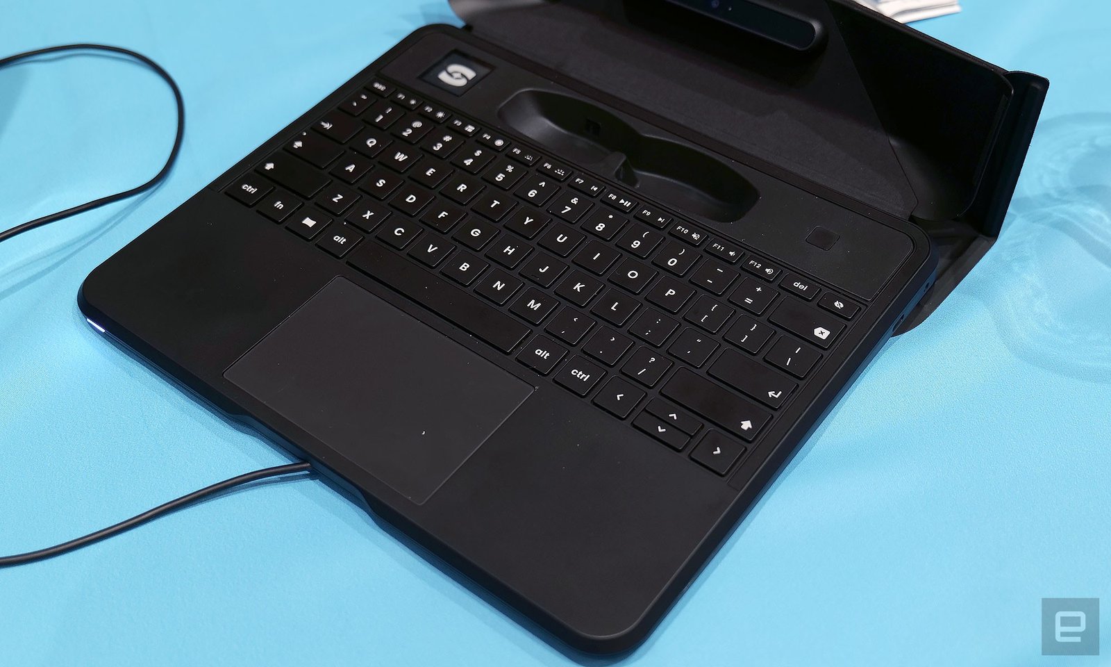 Bagian bawah Spacetop akan langsung familiar, meskipun untuk sistem yang berharga $2.000, komponen seperti keyboard dan touchpad tidak terasa premium seperti notebook tradisional dengan harga yang sama. 