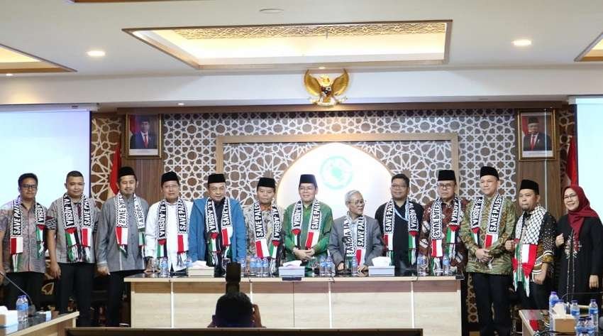 Majelis Ulama Indonesia MUI bersama ormas keagamaan yang tergabung dalam Aliansi Rakyat Indonesia Bela Palestina