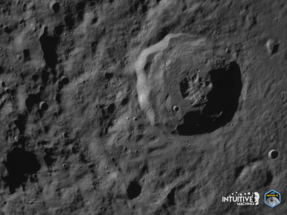 Kawah Bel'kovich K di dataran tinggi khatulistiwa utara Bulan seperti yang dilihat oleh Odysseus dari orbit