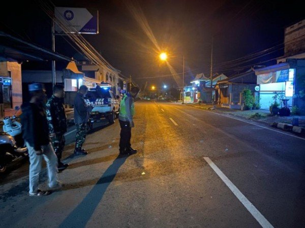 Petugas kepolisian saat melakukan serangkaian olah TKP di lokasi kecelakaanjatimtimes P3bbf9170929a0a77.md