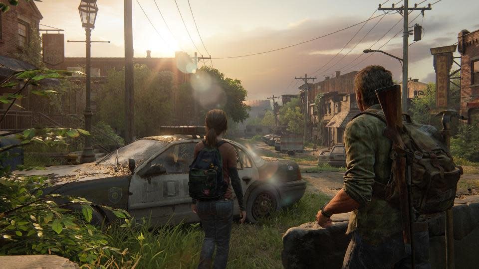 Sony ingin PlayStation eksklusifnya hadir di PC lebih awal 1 Layar dari The Last of Us Part I. Joel dan Ellie berjalan di antara mobil-mobil yang ditinggalkan di kota kecil yang ditinggalkan.