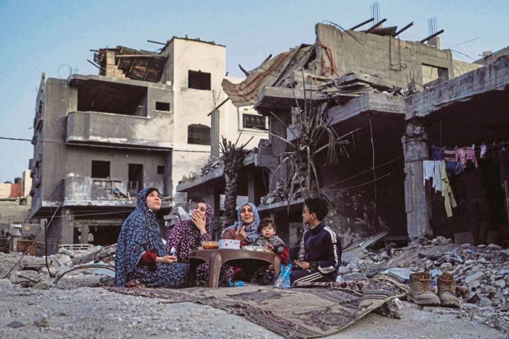 Keluarga Palestina berbuka di rumahnya yang hancur di Deir el Balah Gaza tengah - Info Malang Raya