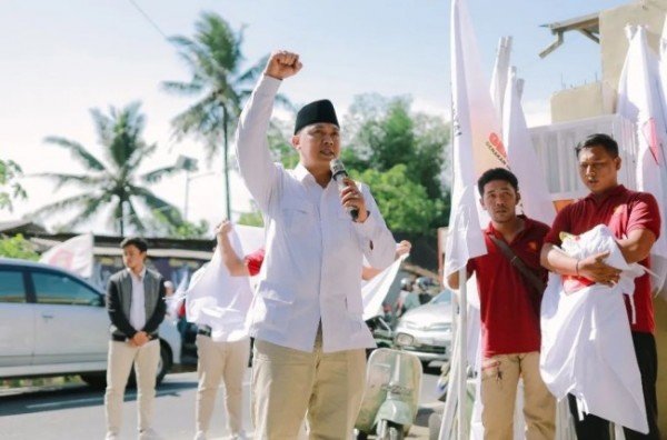 Ketua DPC Partai Gerindra Kabupaten Malang Chusni Mubarok pegang mikrofonjatimtimes P97b536fda465b34e.md