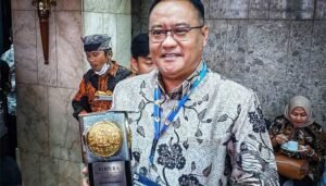 Noer Rahman Wijaya bersama Piala Adipura 2023