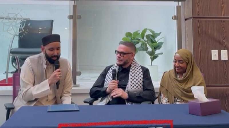 Penulis yang juga dan aktivis pembela Palestina ternama Amerika Serikat AS Jeffery Shaun King 44 dan istrinya Dr Rai King masuk islam di bulan Ramadhan