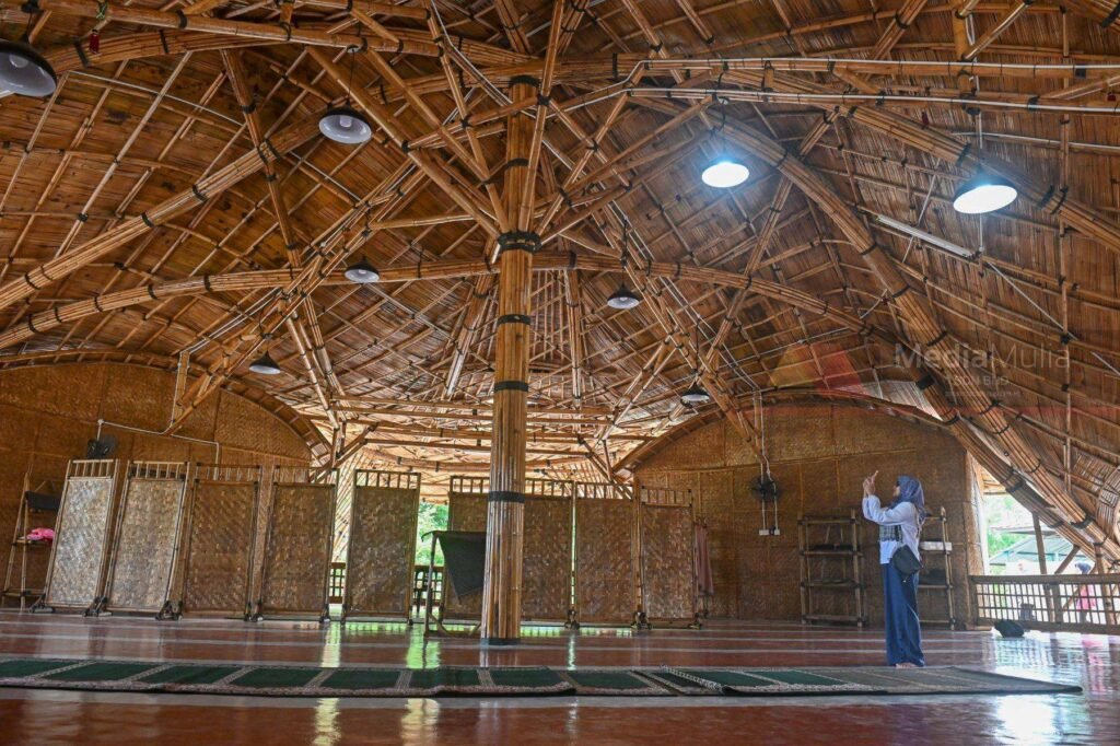 surau buluh dari bahan bambu