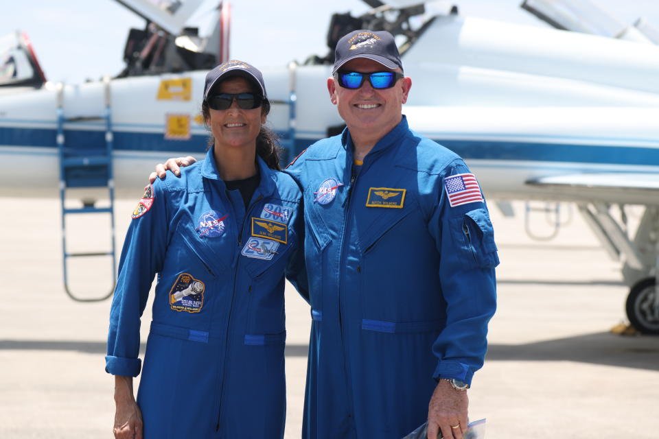 Astronot NASA Suni Williams (kiri) dan Butch Wilmore (kanan) di Fasilitas Peluncuran dan Pendaratan di Kennedy Space Center NASA di Florida