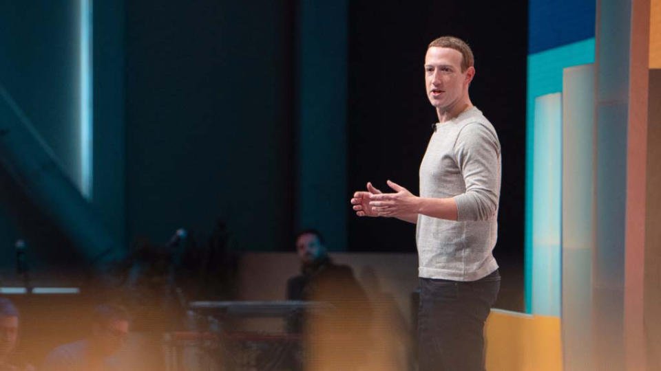 Mark Zuckerberg di atas panggung saat presentasi utama perusahaan.  Tampilan profil dari sisi kirinya.