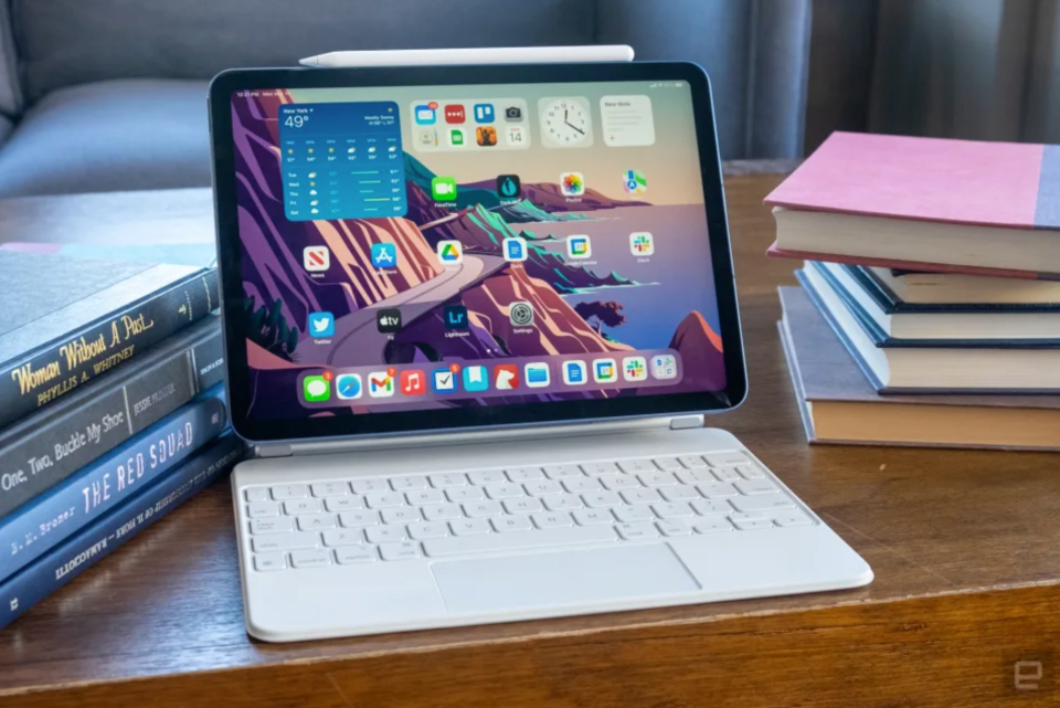 IPad Air dengan keyboard di atas meja.