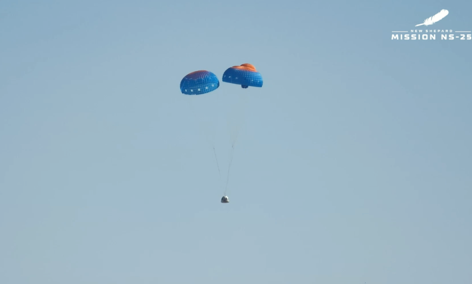 Blue Origin sukses kembali mengantarkan wisatawan ke tepian luar angkasa setelah sekian lama hiatus 2 Kapsul awak Blue Origin terlihat turun ke Bumi dengan dua parasut dikerahkan