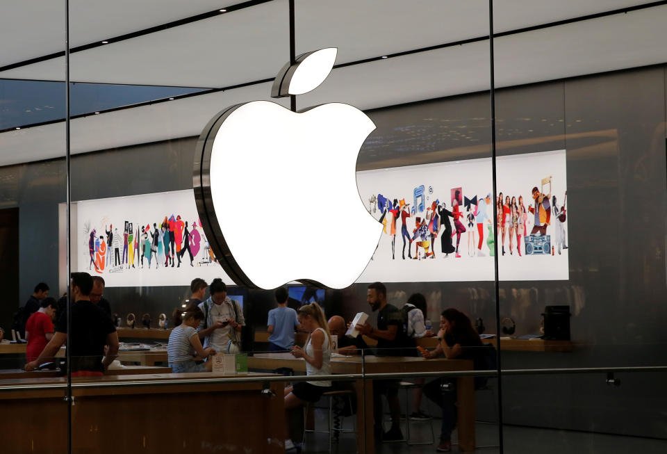 Orang-orang mengunjungi toko Apple di Istanbul, Turki 15 Agustus 2018. REUTERS/Murad Sezer