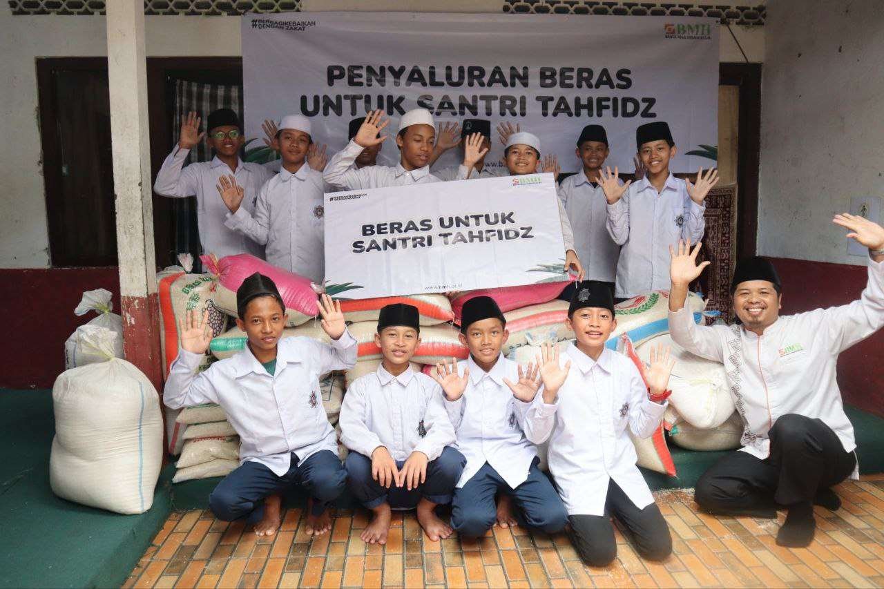 BMH Salurkan Beras Senyum Bahagia Santri Tahfidz Cahaya Al Quran Terukir