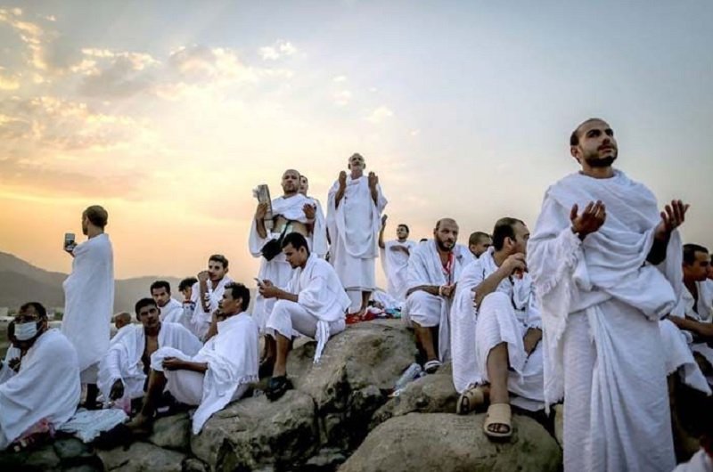 jamaah haji berdoa di padang arafah