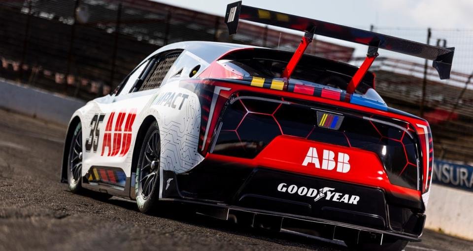 Crossover listrik NASCAR ditunjukkan dari belakang