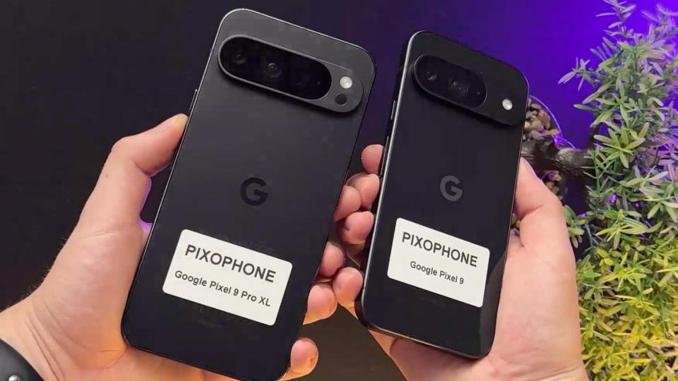 Dua prototipe yang diduga sebagai Pixel 9 XL (kiri) dan Pixel 9 di tangan. Latar belakang ungu dan hijau.