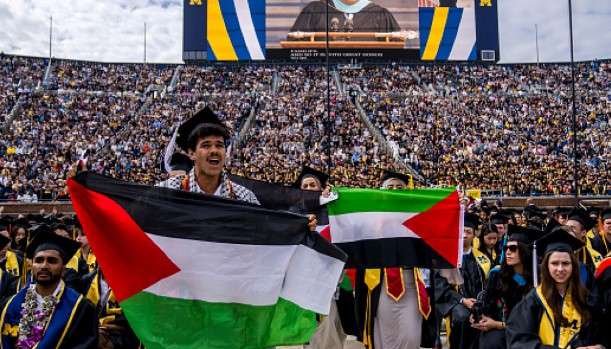 Bendera Palestina di Wisuda