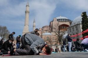 Sholat Jumat Pertama Ramadhan di Seluruh Dunia Hagia Sophia Turki e1618673245564