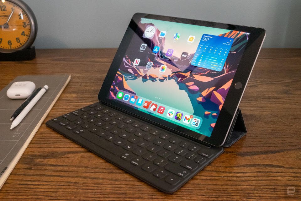 iPad generasi kesembilan diletakkan di atas meja dengan keyboard terpasang.