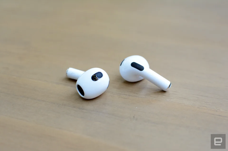 Beberapa earbud.