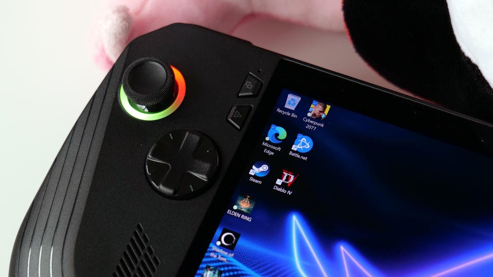 Pada Ally X, ASUS mengganti D-Pad baru dan pegas yang lebih kencang dan responsif untuk joystick-nya.