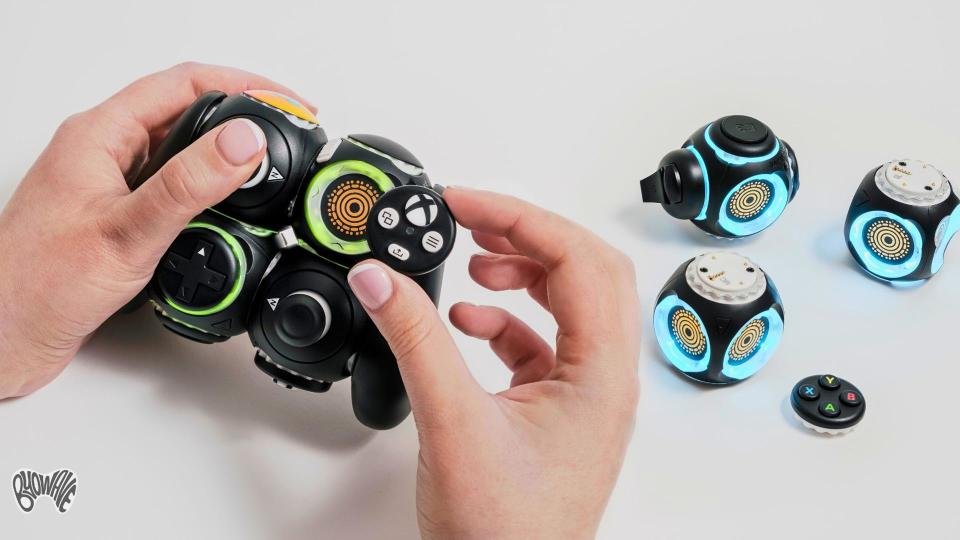 Anda dapat memesan terlebih dahulu Xbox Series X serba digital mulai hari ini - Info Malang Raya Dua tangan menyesuaikan Kontroler ByoWaveProteus modular. Kontroler ini mencakup simpul berbentuk bola dengan berbagai fungsi kontroler.