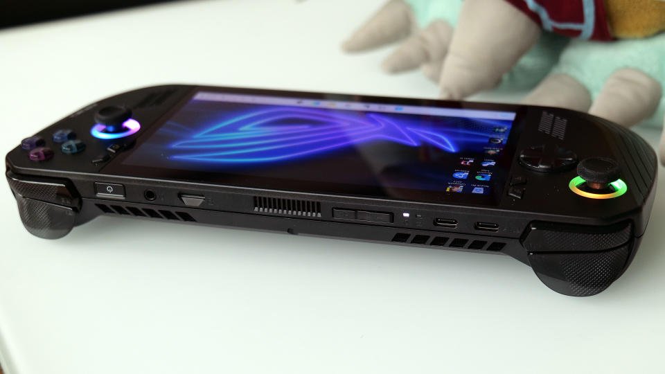 Pada Ally X, ASUS menghapus konektor XG Mobile miliknya dan menggantinya dengan port USB-C kedua dengan dukungan Thunderbolt 4. 
