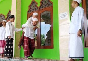 anak berbakti kepada orangtua anak gendong ayah shalat jumat di Masjid Baiturrahman Kebon Duren Cilo