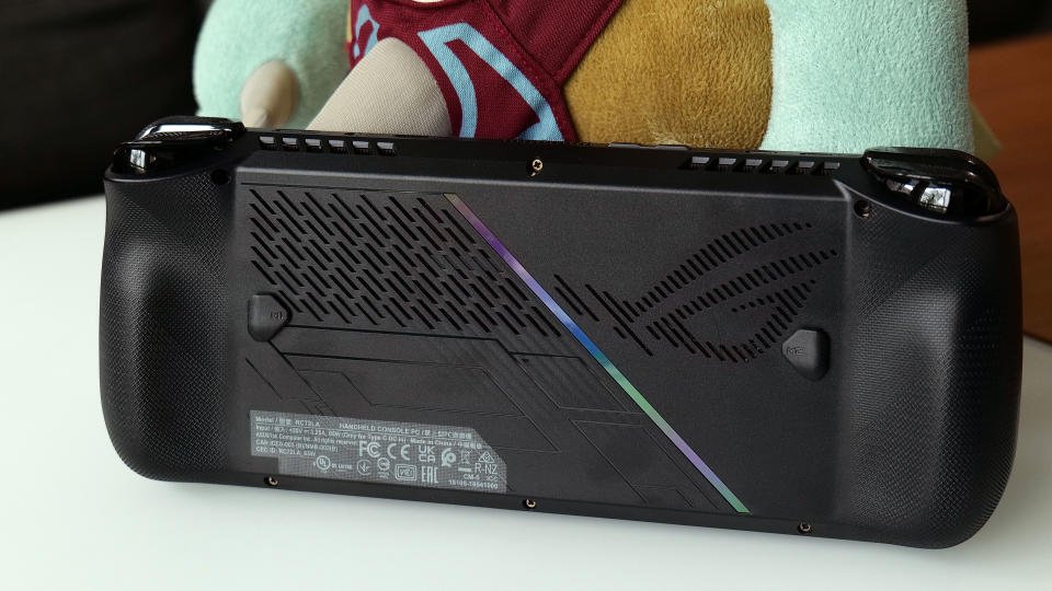 Pada ROG Ally X, ASUS menambahkan ventilasi ketiga dan kipas baru untuk meningkatkan pendinginan dan aliran udara. 