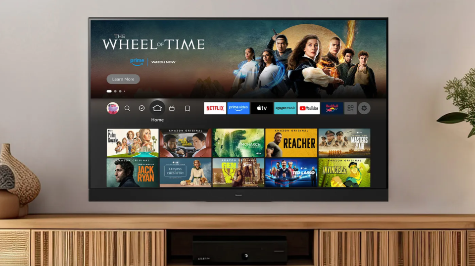 TV Panasonic yang menampilkan Fire TV.