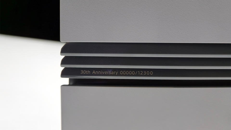 Konsol PS5 dan PS5 Pro edisi ulang tahun ke-30 PlayStation sangat cantik 8 Kontroler PlayStation 5 Pro dan DualSense — edisi ulang tahun ke-30