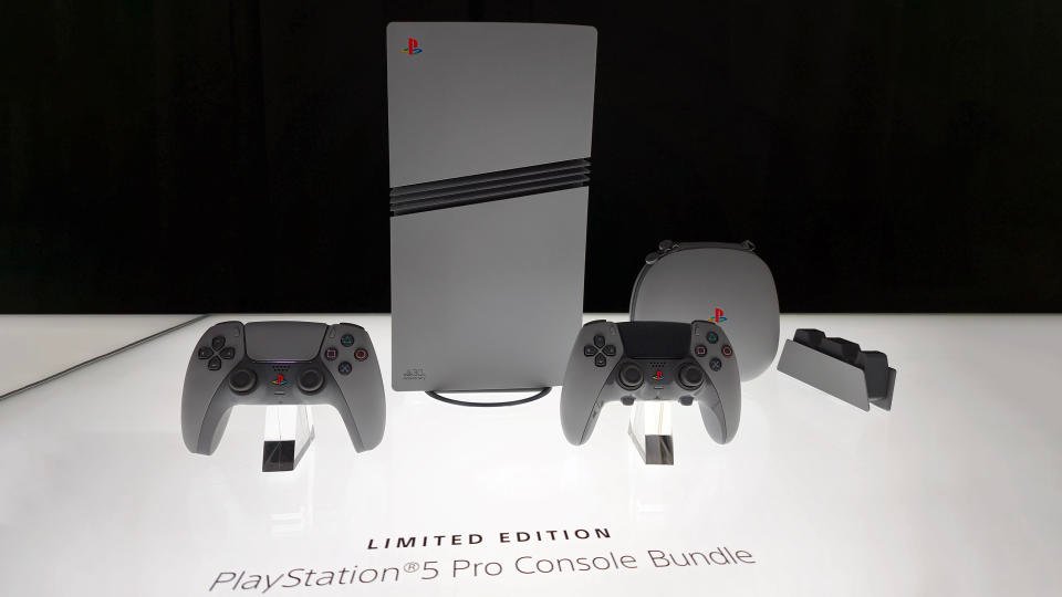 Konsol PS5 dan PS5 Pro edisi ulang tahun ke-30 PlayStation sangat cantik 6 Kontroler PlayStation 5 Pro dan DualSense — edisi ulang tahun ke-30