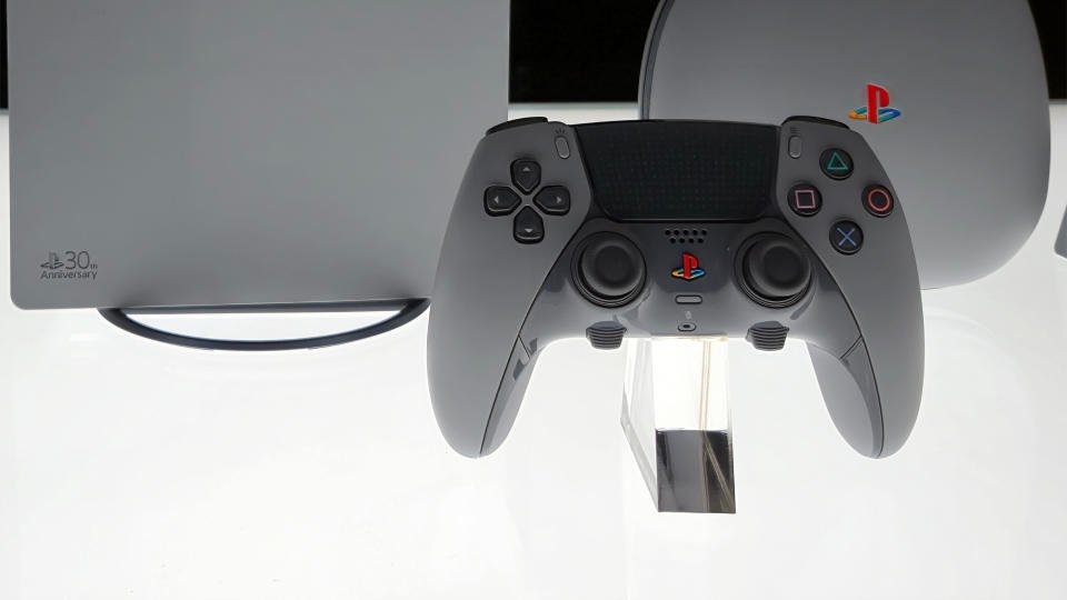 Konsol PS5 dan PS5 Pro edisi ulang tahun ke-30 PlayStation sangat cantik 10 Kontroler PlayStation 5 Pro dan DualSense — edisi ulang tahun ke-30