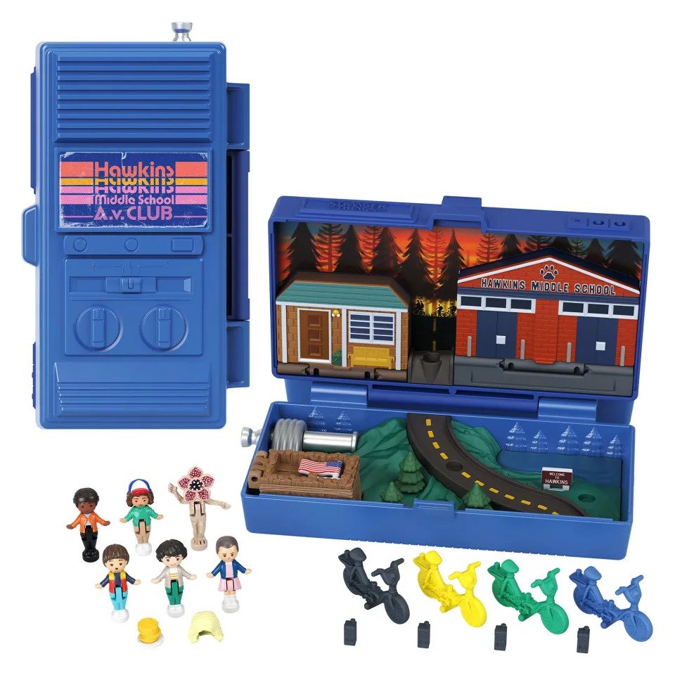 Set Polly Pocket dari Stranger Things dan termasuk figur-figur yang ditampilkan dengan latar belakang putih. Set ini menampilkan kotak kompak berbentuk walkie-talkie biru yang ditampilkan dalam keadaan tertutup di sebelah kiri, dan terbuka di sebelah kanan. Sisi yang terbuka berisi representasi Hawkins, termasuk sekolah menengahnya. Ada juga figur-figur untuk Eleven, Mike, Will, Lucas, Dustin, dan Demogorgon, plus walkie talkie mini dan sepeda