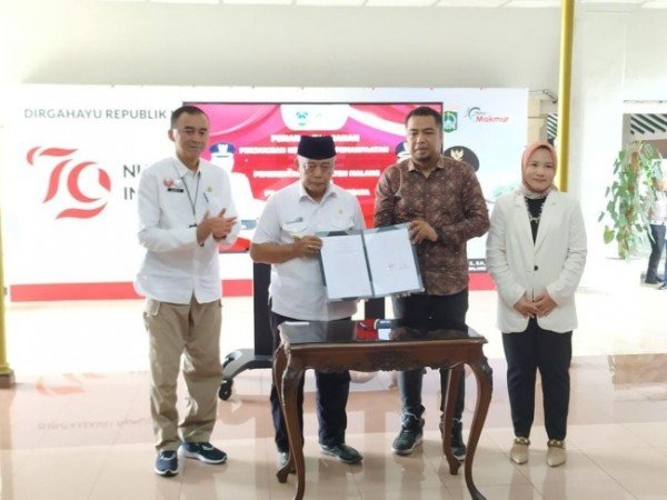 Bupati Malang HM. Sanusi dua dari kiri bersama Direktur PT. Sumber Berkatjatimtimes P7dfbb1b9fd45dae