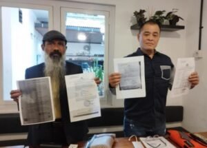 Tonny Hendrawan kanan bersama kuasa hukumnya Matheus Mamun Sare dengan bujatimtimes P3ca42fc07d18283