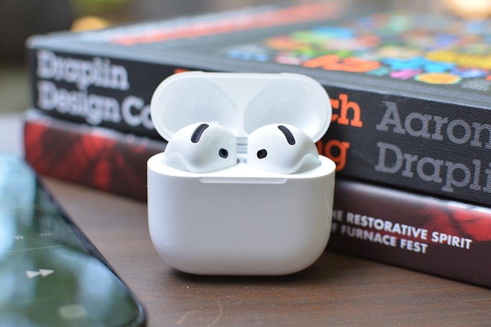 AirPods 4 memiliki casing yang lebih kecil daripada versi generasi ketiga. 