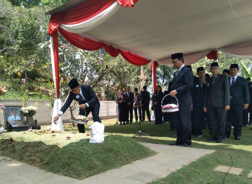 InfoMalangRaya.com - Jaga Tradisi, Pemkot Batu Ziarah Makam Mantan Wali Kota 2 7b717754 0bde 4e12 95ee 3de9c87ff325