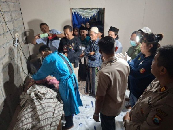 Inafis dan tim medis saat lakukan pemeriksaan pada tubuh korban di TKP Fojatimtimes P35bb1a39a04115