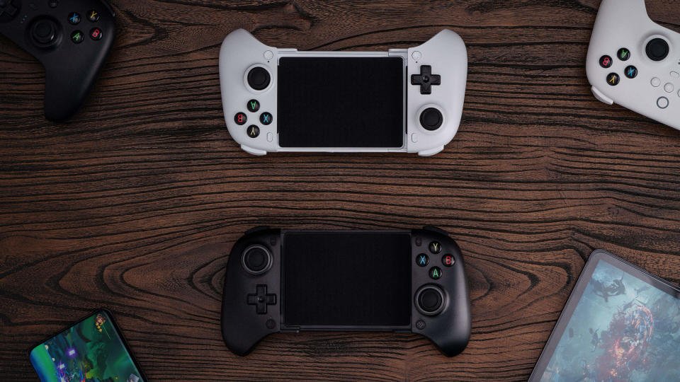 Foto produk dua versi 8Bitdo Ultimate Mobile Gaming Controller (hitam putih), disusun secara vertikal dengan orientasi seperti cermin.