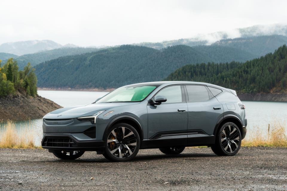 Polestar menghadirkan Polestar 3 EV pertama buatan AS - Info Malang Raya SUV listrik Polestar 3 terletak di tepi danau.