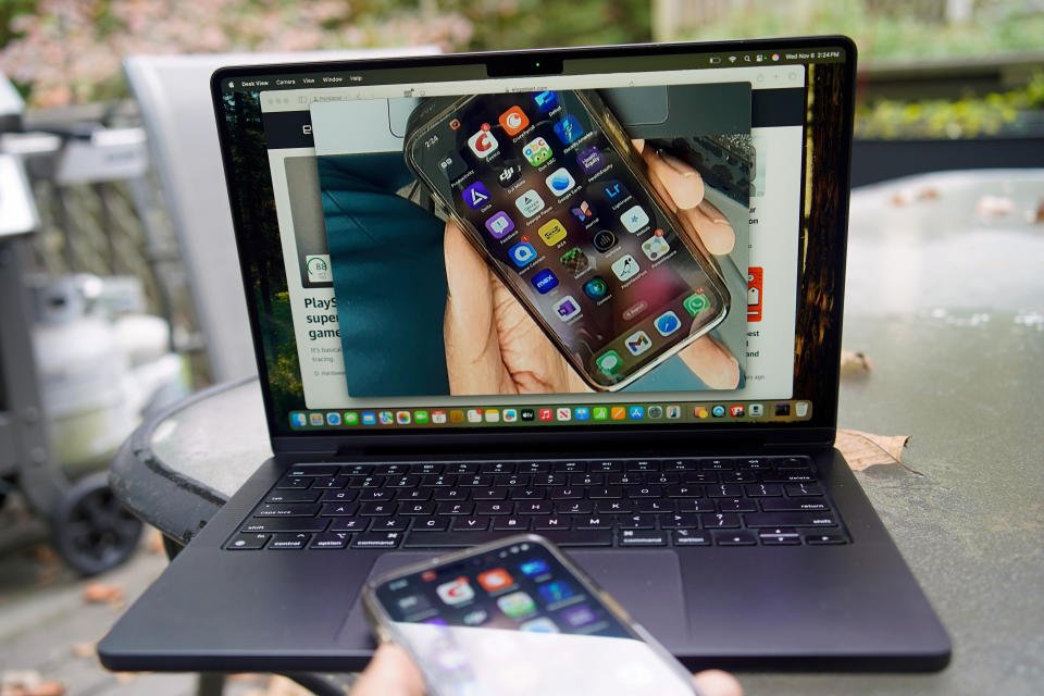 Persiapkan diri Anda untuk kecepatan M4 8 Tampilan Meja Apple MacBook Pro (2024) di macOS