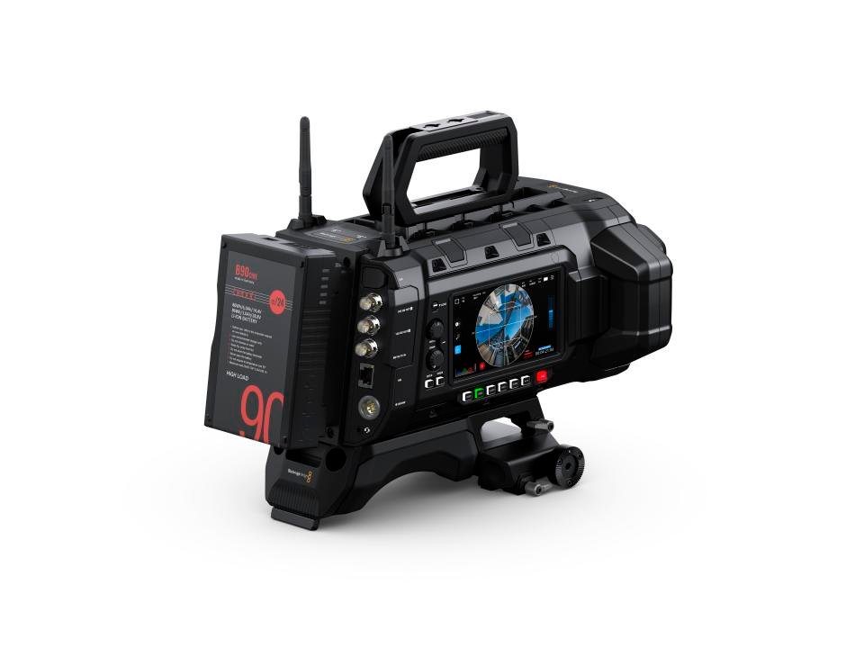 Kamera Blackmagic URSA Cine Immersive sebagai pemandangan dari belakang.