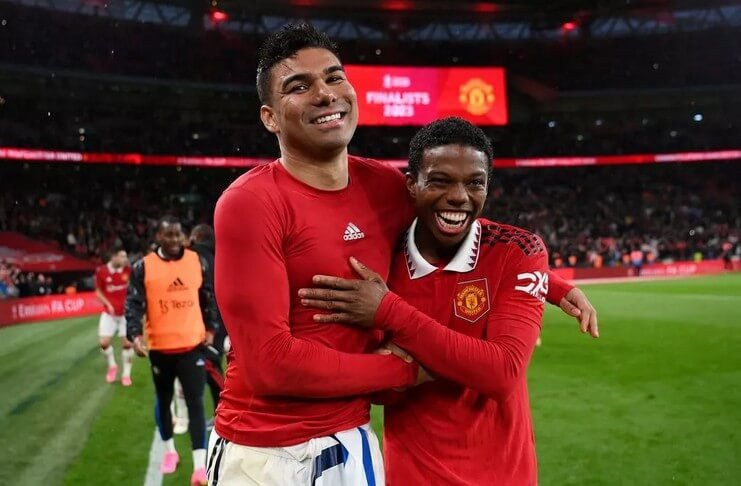 Casemiro Ungkap Alasannya Beri Medali Juara Piala FA ke Tyrell Malacia Mirror