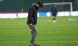 Shin Tae yong memeriksa rumput di Stadion Viet Tri thanhnien.vn