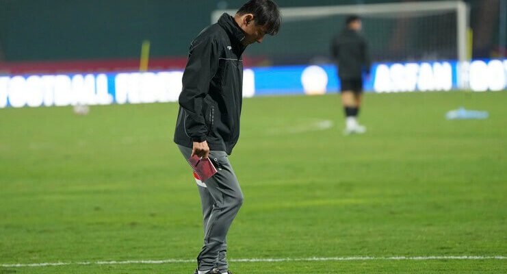 Shin Tae yong memeriksa rumput di Stadion Viet Tri thanhnien.vn