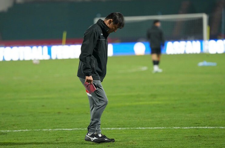 Shin Tae yong memeriksa rumput di Stadion Viet Tri thanhnien.vn