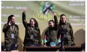 4 tawanan wanita israel dibebaskan Hamas dengan seragam militer IDF tersenyum