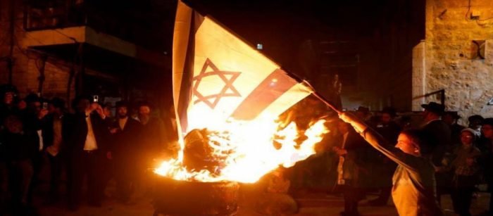 Bakar bendera Israel e1582027341555