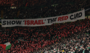 Fans Celtic serukan dukung Palestina dengan mengibarkan bendera