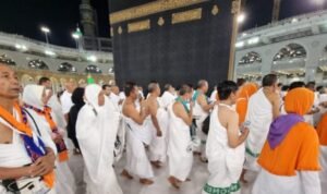 Jamaah haji Indonesia thawaf di Kabah by MCH 2020 e1655215335151